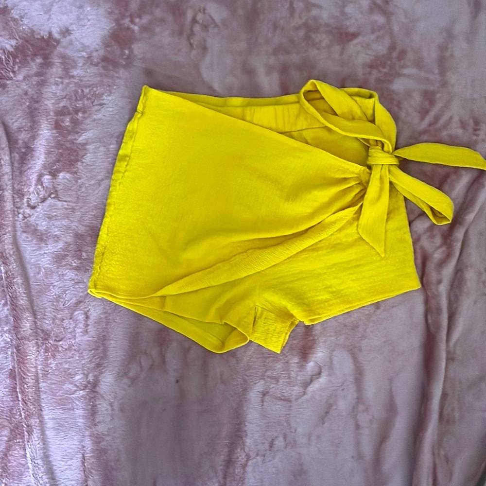 Yellow Skort With Wrap Around Tie. Size 0XL.